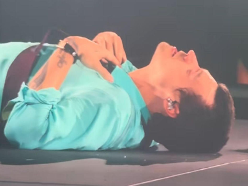 Harry Styles upadł na scenę