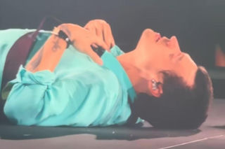 Harry Styles upadł na scenę