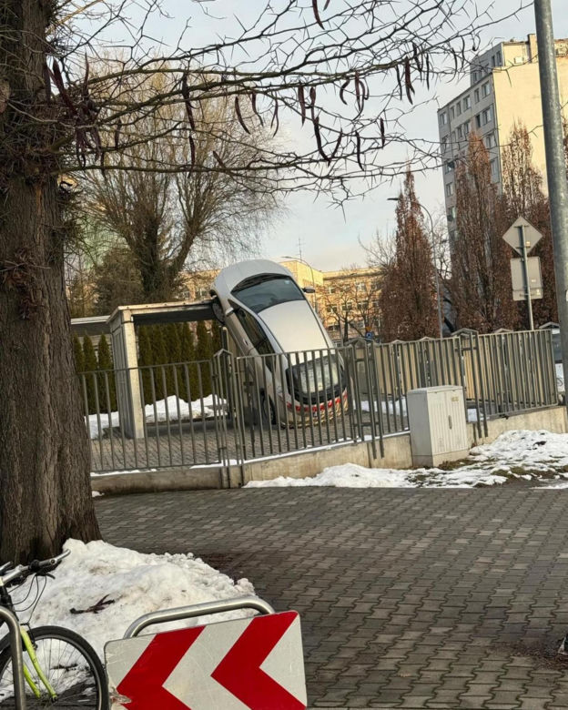 Kraków. Honda stanęła w pionie. Wszystko przez podziemny dźwig [ZDJĘCIA]. 