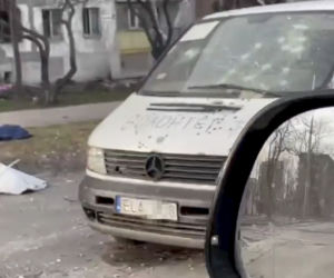 Mercedes z rejestracją z Łódzkiego dojechał do Mariupola. Auto ostrzelane