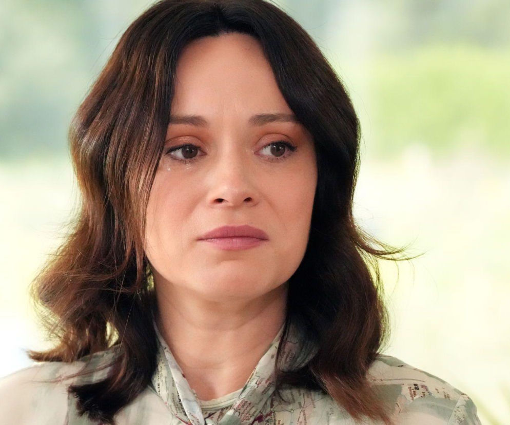 Zbliżenie na zapłakaną Natalię (Maria Dejmek) z serialu Barwy szczęścia, której spływająca łza na policzku symbolizuje smutek i trudne chwile po aresztowaniu Cezarego. Koniec ich związku to gorący temat na Super Seriale.