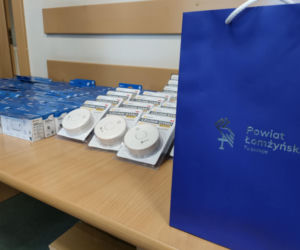 Więcej czujek dymu i czadu w domach w regionie. Trafią do potrzebujących z powiatu łomżyńskiego