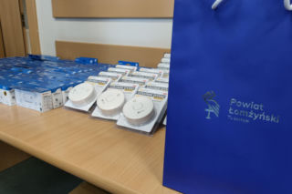 Więcej czujek dymu i czadu w domach w regionie. Trafią do potrzebujących z powiatu łomżyńskiego