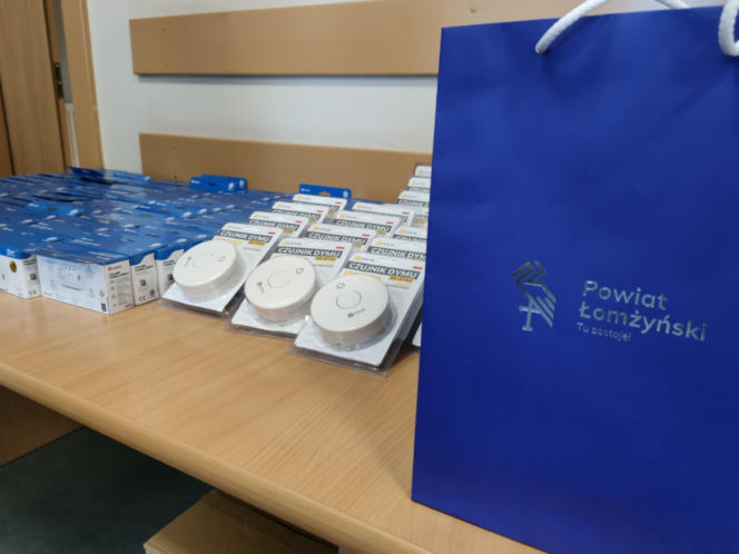 Więcej czujek dymu i czadu w domach w regionie. Trafią do potrzebujących z powiatu łomżyńskiego