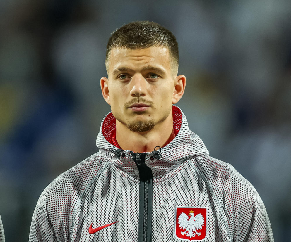 Piłkarz Mateusz Żukowski w bluzie z godłem Polski. O jego golu w meczu z Bayernem przeczytasz na SE Supersport.