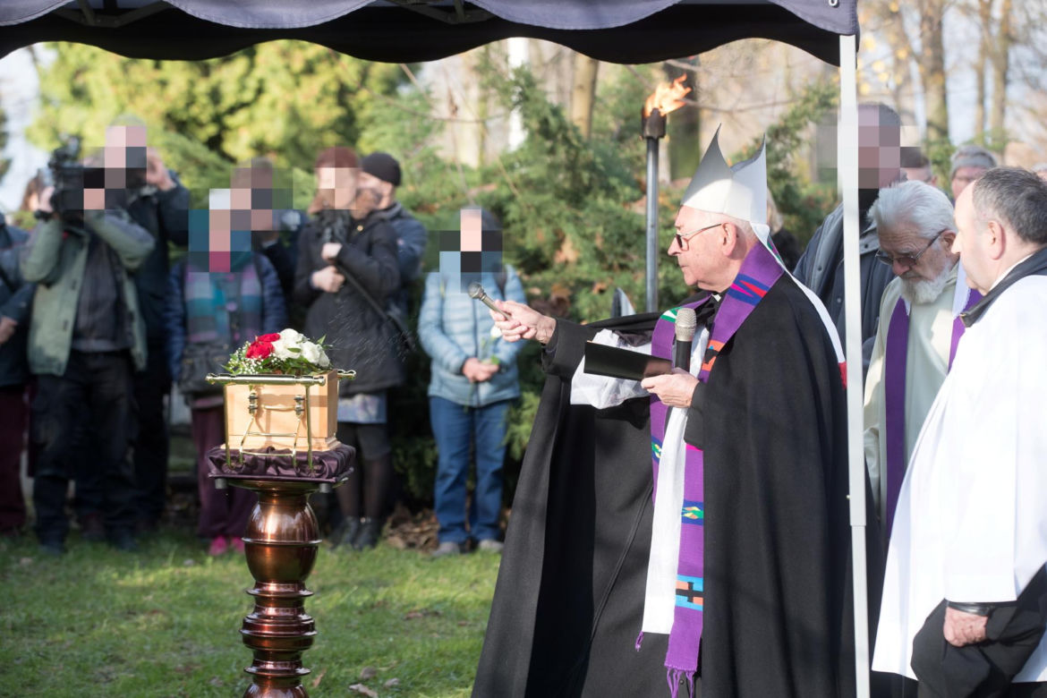 Podpalił się pod Pałacem Kultury i Nauki. Protestował przeciwko władzy. Mija sześć lat od samospalenia Piotra Szczęsnego