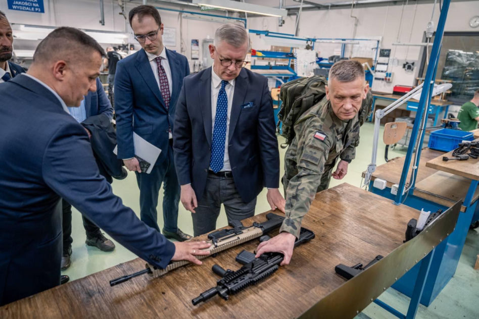 Dwie delegacje w Fabryce Broni „Łucznik”. MON i BBN mówią o ważnych rozmowach