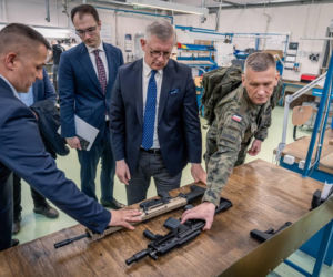 Dwie delegacje w Fabryce Broni „Łucznik”. MON i BBN mówią o ważnych rozmowach