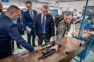Dwie delegacje w Fabryce Broni „Łucznik”. MON i BBN mówią o ważnych rozmowach