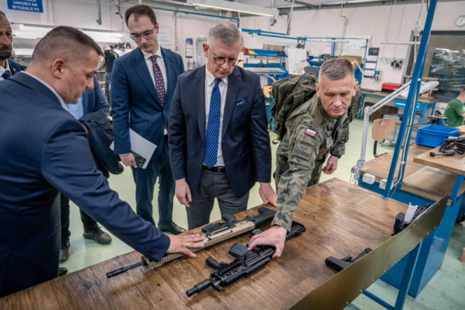 Dwie delegacje w Fabryce Broni „Łucznik”. MON i BBN mówią o ważnych rozmowach