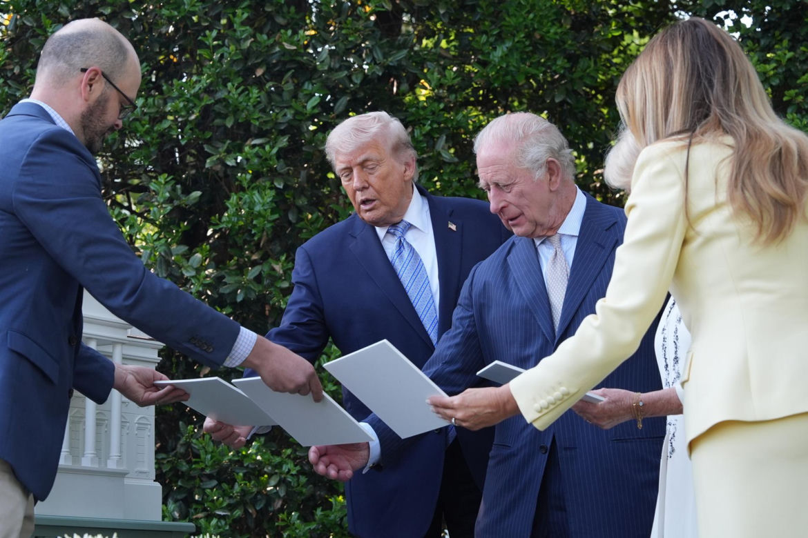 Król Karol i królowa Kamila u Trumpów. Melania dała im herbatę, a potem pokazała pasiekę w kształcie Białego Domu