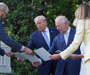 Król Karol i królowa Kamila u Trumpów. Melania dała im herbatę, a potem pokazała pasiekę w kształcie Białego Domu