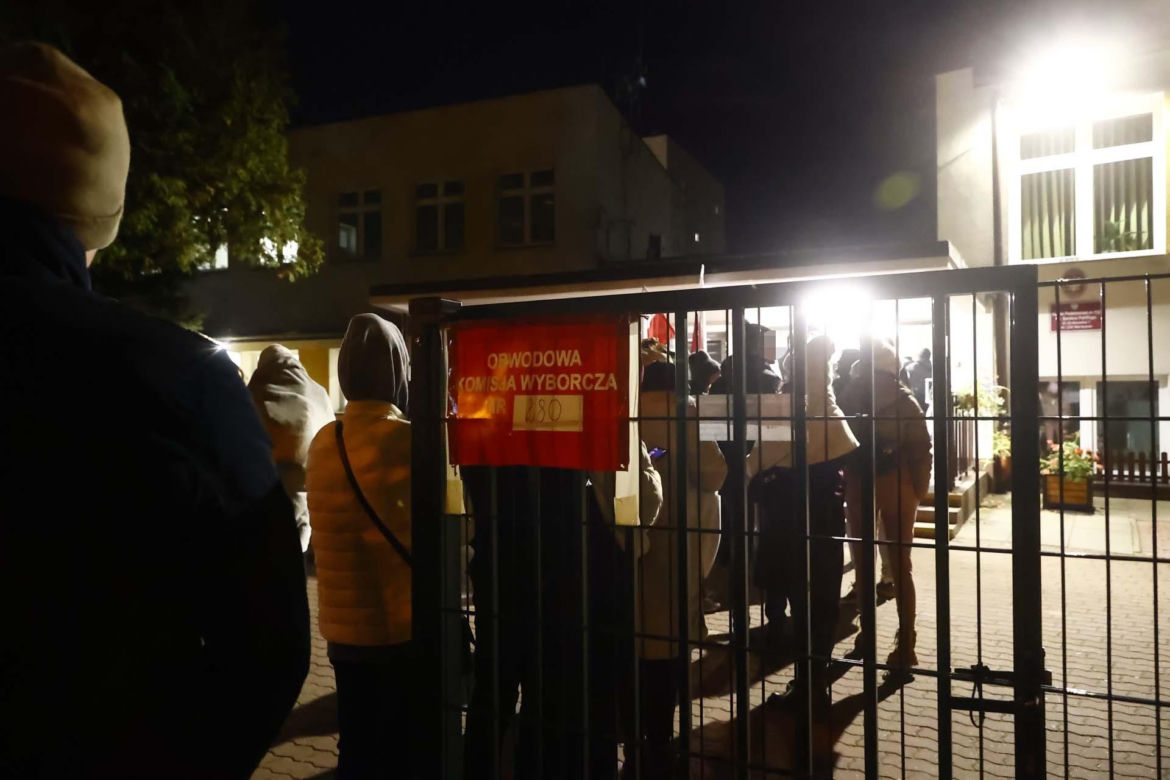 Jest 23, a ludzie wciąż czekają, by zagłosować. Gigantyczna kolejka do lokalu wyborczego w Warszawie