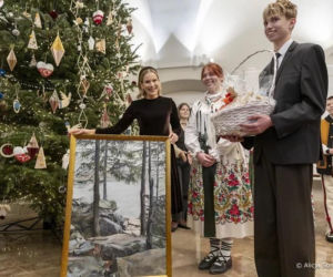 Uczniowie z Zakopanego ubrali choinkę w Pałacu Prezydenckim. Córka Pierwszej Damy skradła show!