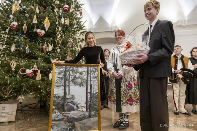 Uczniowie z Zakopanego ubrali choinkę w Pałacu Prezydenckim. Córka Pierwszej Damy skradła show!