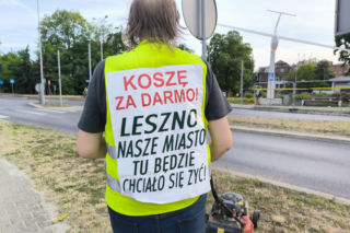 Bohater z kosiarką w Lesznie. Robi to za darmo, by miasto było piękne: „Lepiej skosić coś pożytecznego”