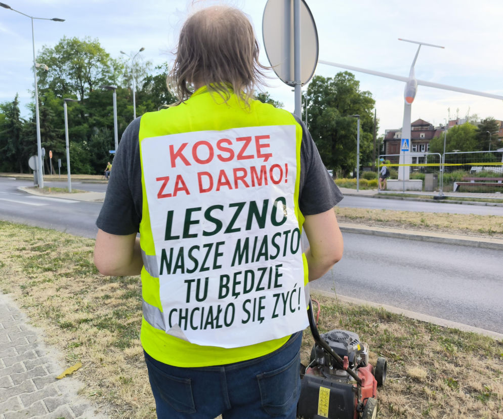 Bohater z kosiarką w Lesznie. Robi to za darmo, by miasto było piękne: „Lepiej skosić coś pożytecznego”