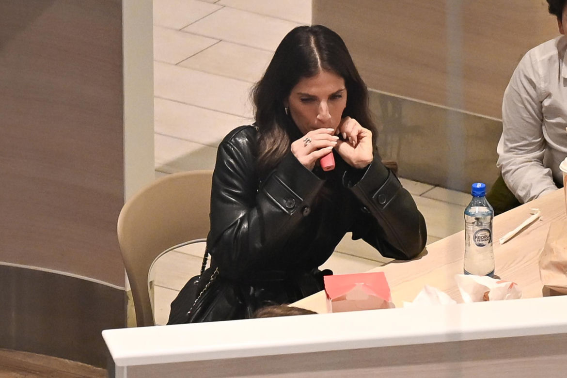 Weronika Rosati kurzy w McDonaldzie przy dziecku