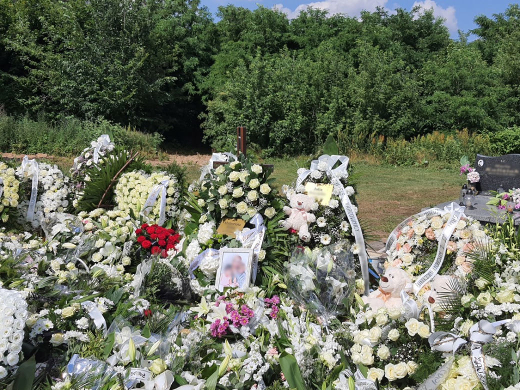 Aniołki spoczęły w grobach przy mamusiach. Morze kwiatów na cmentarzu w Brzozowie