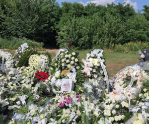 Aniołki spoczęły w grobach przy mamusiach. Morze kwiatów na cmentarzu w Brzozowie