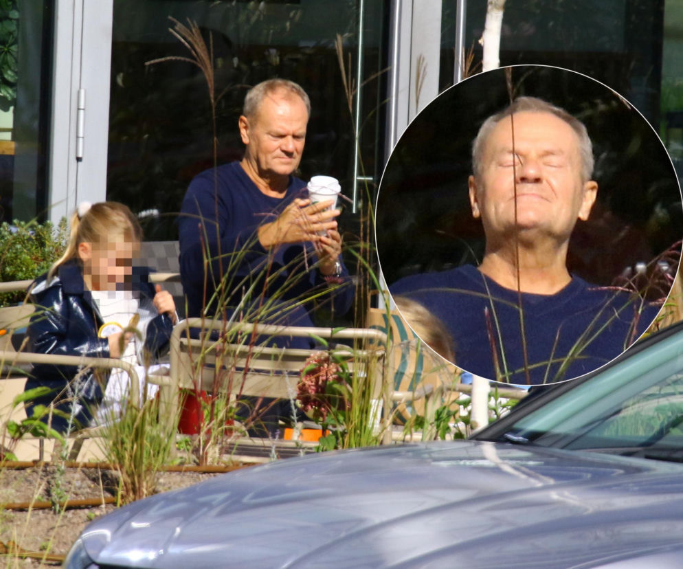 Premier Donald Tusk z wnuczką w kawiarni. Na miniaturze polityk mruży oczy do słońca. O rodzinnym wypadzie czytaj na SE.