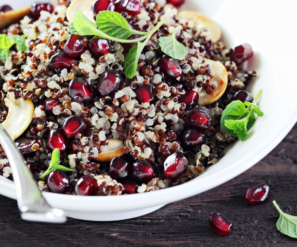 Sałatka z quinoa i suszonymi owocami