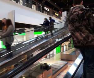 Tłumy łodzian na zakupach w Manufakturze. Nie przejmują się trzecią falą pandemii?
