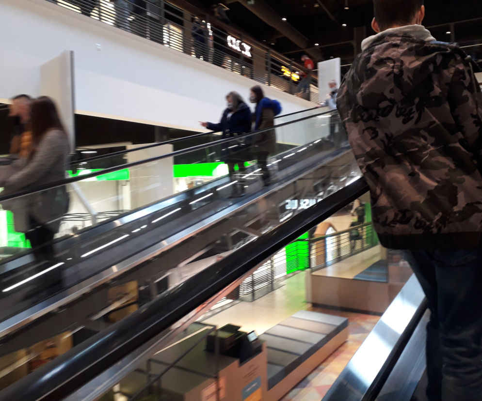 Tłumy łodzian na zakupach w Manufakturze. Nie przejmują się trzecią falą pandemii?