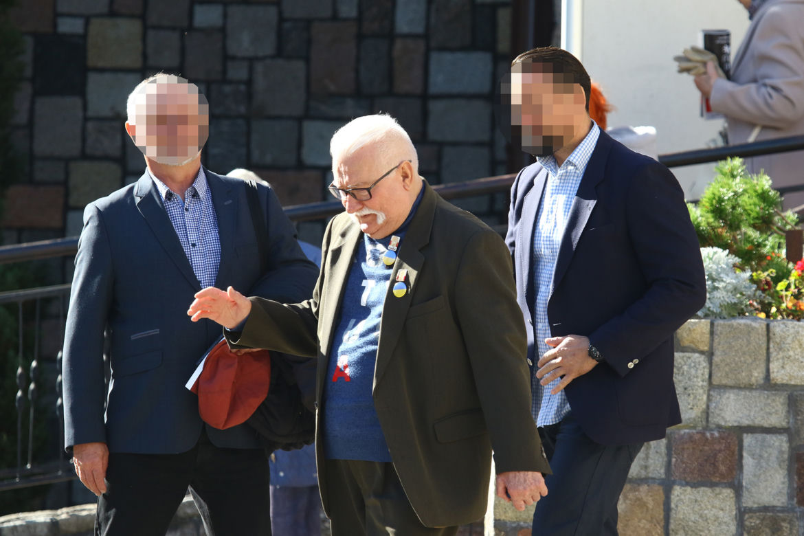 Wałęsa obwieszony ważnymi symbolami. Tak przyjechał do kościoła 