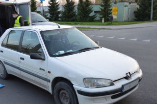 Chełm: Przywiązał psa do samochodu i ciągnął przez kilka kilometrów. Zwierzę nie przeżyło