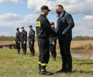 Prezydent nagrodził strażaków, którzy gasili Biebrzański Park Narodowy