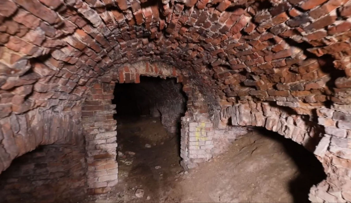 Tajemniczy tunel na Ursynowie. Badają tajemnice „grobów masońskich”