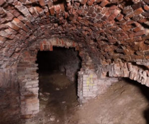 Tajemniczy tunel na Ursynowie. Badają tajemnice „grobów masońskich”