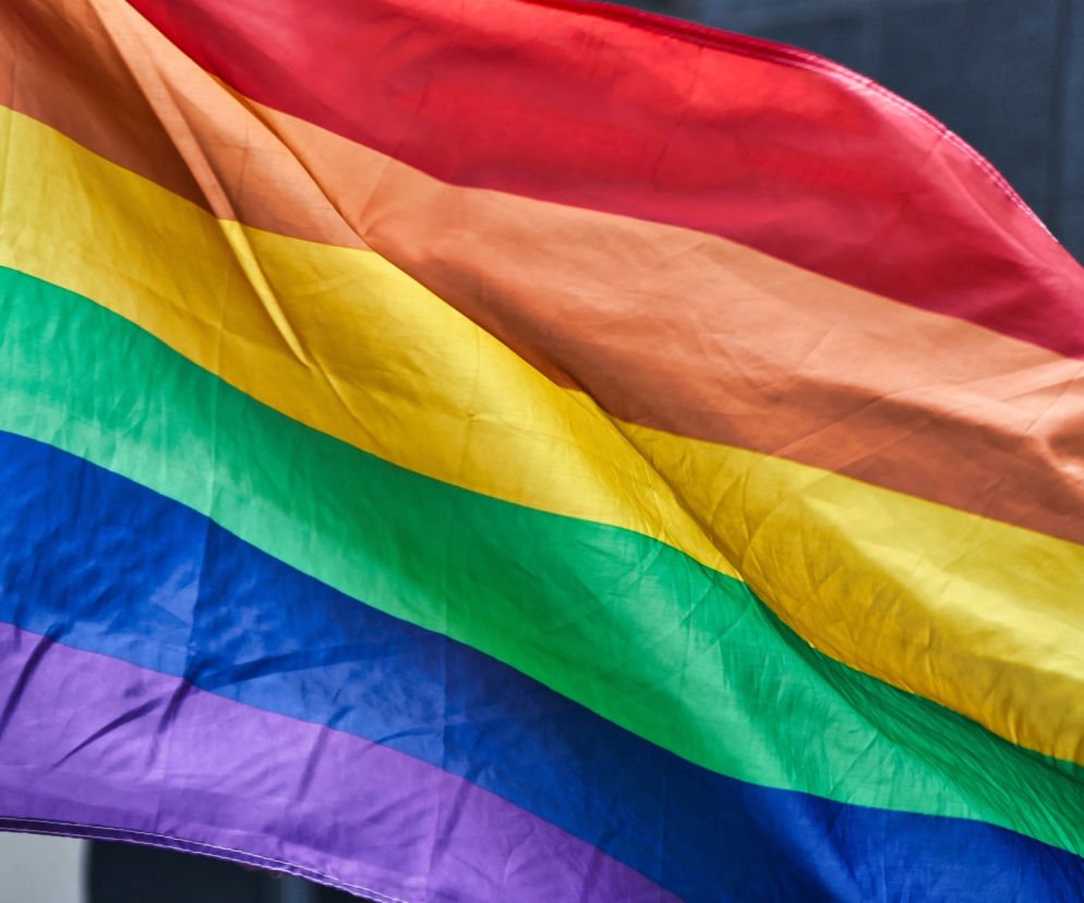 Biała Podlaska: Zaatakowali kobietę z tęczową flagą! Jaką karę poniosą?