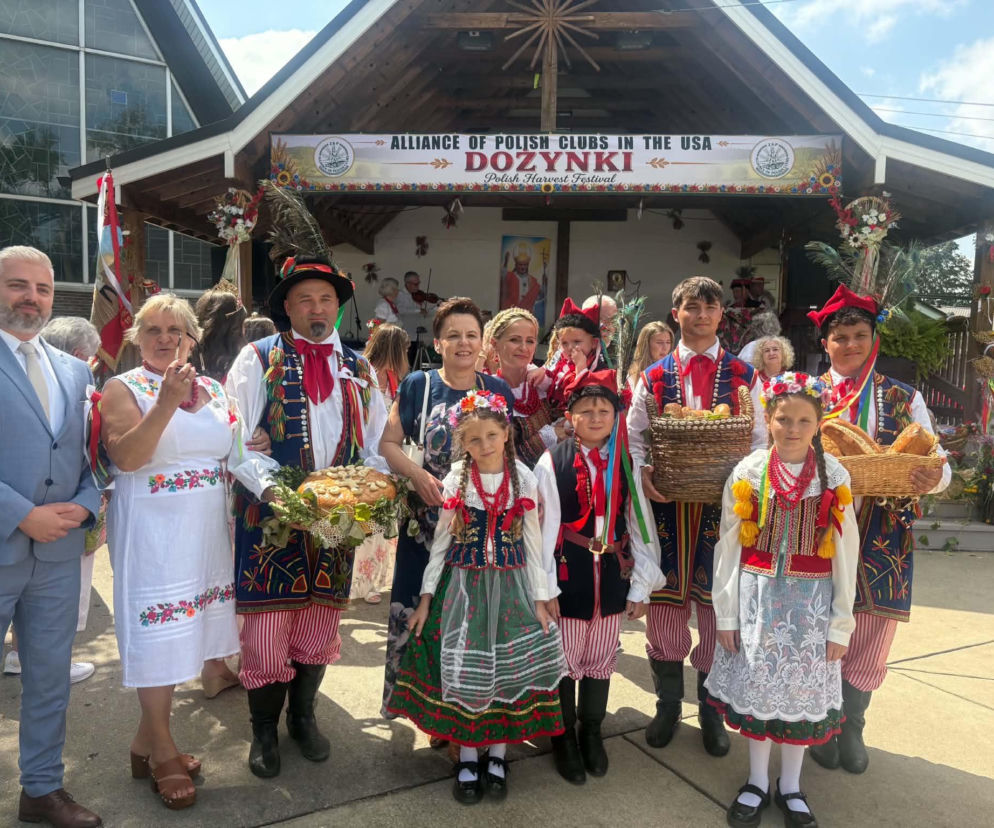 Grupa Polonii w strojach ludowych z chlebem na dożynkach w Chicago. O święcie plonów przeczytasz na SE USA.