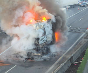 10-kilometrowy korek na A2 pod Warszawą. TIR stanął w płomieniach!