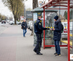 Obowiązkowe maseczki. Kto może liczyć na darmową maseczkę? Dziesiątki tysięcy zamówiły samorządy