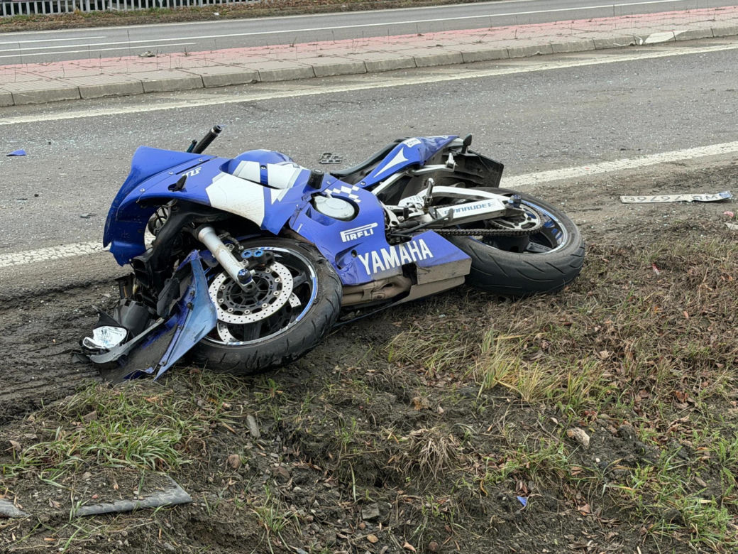 Pijany motocyklista wbił się w tył skody