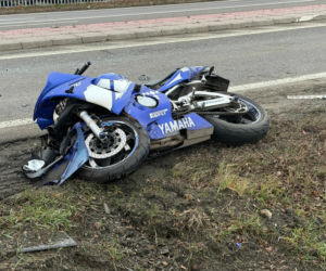 Pijany motocyklista wbił się w tył skody