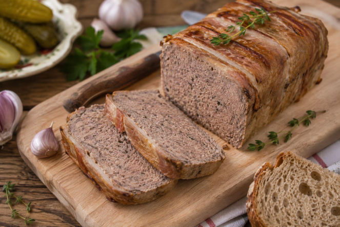Stary patent na pasztet z surowego mięsa. Jest soczysty, zwarty i świetnie się kroi