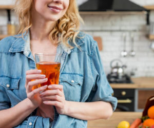 Ten napój piły już nasze babcie. Prosty sposób na oponkę i zdrowe jelita