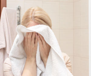 Używasz tego samego ręcznika do twarzy i ciała? Skutki mogą być widoczne gołym okiem