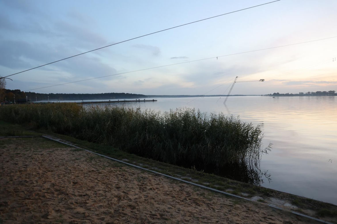 Późny jesienny zachód słońca nad Zalewem Zemborzyckim