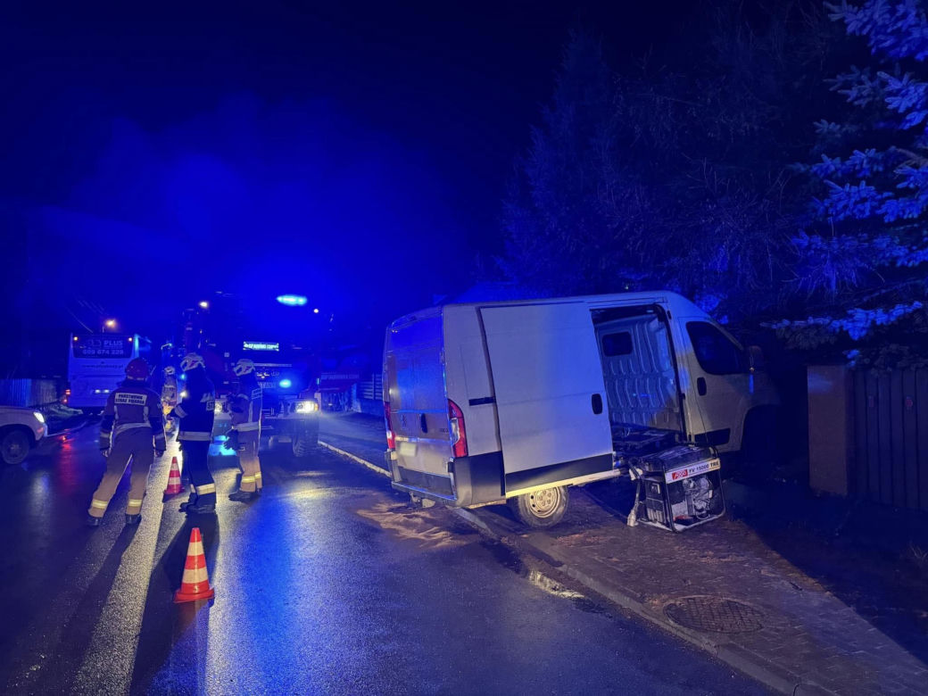 Pijany policjant wjechał w ogrodzenie i uciekł z miejsca zdarzenia. Wybiegł z auta i ukrył się na polach