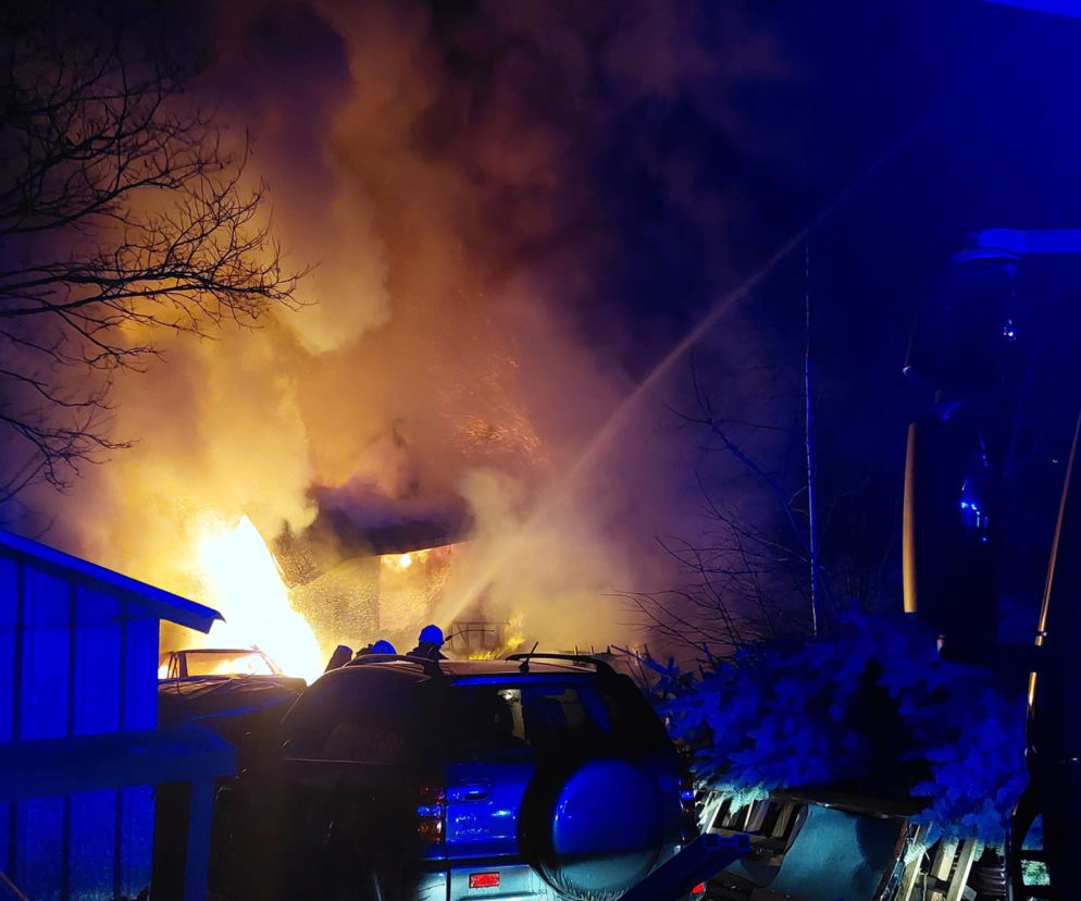 Płonęły dwa domy. Ewakuowane 10 osób. Przerażający pożar w Józefowie