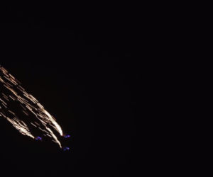 Ludzie-perseidy z Red Bull Skydive Team przelecieli nad Warszawą