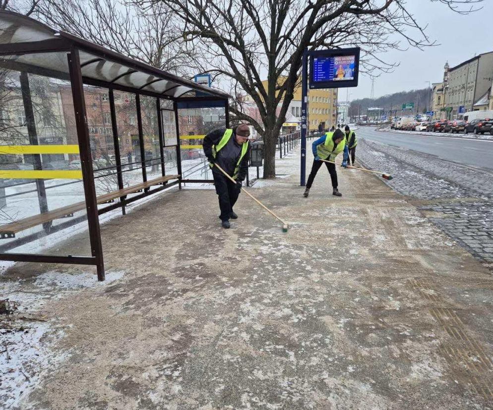 Szklanka na drogach i chodnikach. Bydgoszcz i region sparaliżowane przez marznący deszcz!