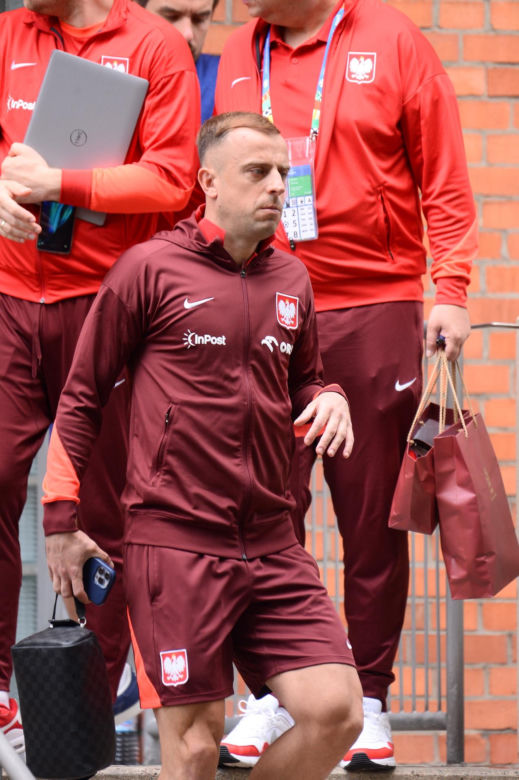 Załamani piłkarze idą na trening