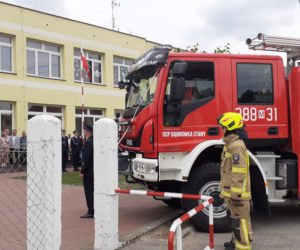 Dąbrówka Stany, gmina Skórzec: nowym wozem strażackim, po nowej drodze, do nowej szkoły