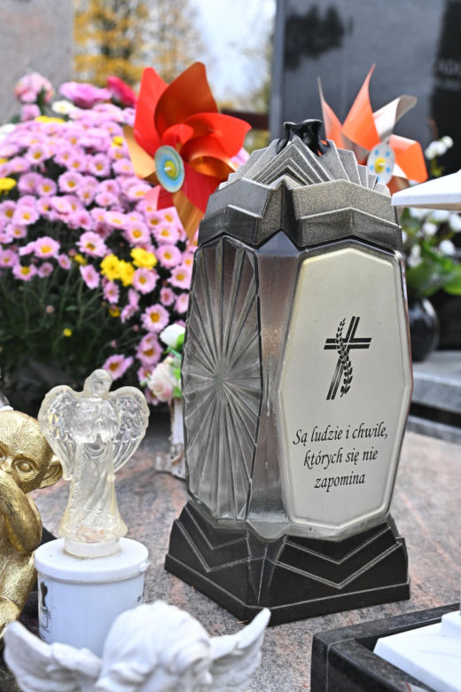 Aniołki i misie strzegą grobu 6-letniej Sandry, obok rozkwita kwiat róży